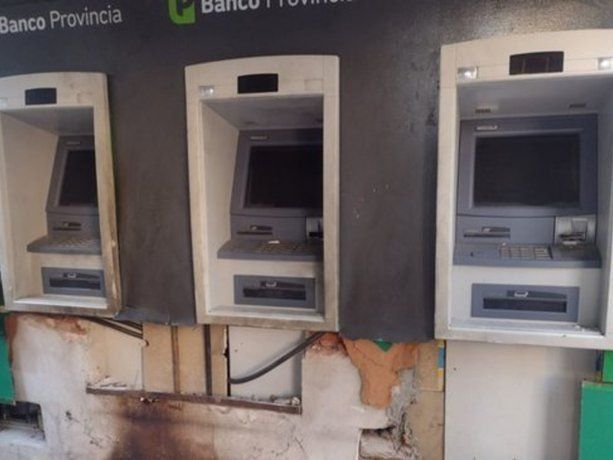 Así quedó el cajero automático que explotó en La Plata.