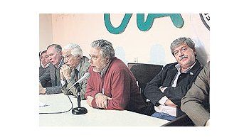 ámbito.com | Carlos Garetto, vice de Coninagro; y los presidentes de Sociedad Rural, Luciano Miguens;CRA, Mario Llambías; y Federación Agraria, Eduardo Buzzi, ayer durante el anuncio delnuevo plan de acción del campo, que incluye movilización en las rutas y un act
