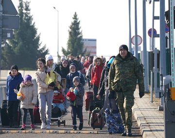 Polonia afirma que 100.000 ucranianos llegaron a su territorio desde el ataque ruso
