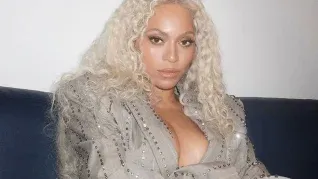 Beyoncé es actualmente una de las artistas más ricas. Beyoncé es actualmente una de las artistas más ricas.