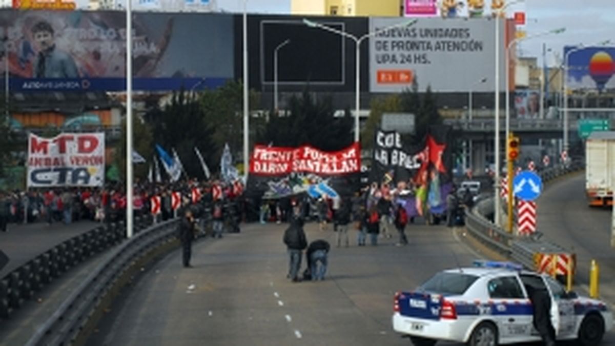 Piqueteros cortan Puente Pueyrredón para reclamar "tierras para viviendas"