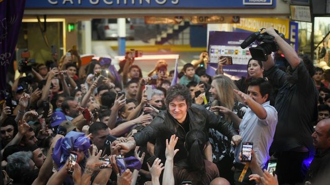 Javier Milei fue recibido por una multitud en Córdoba.