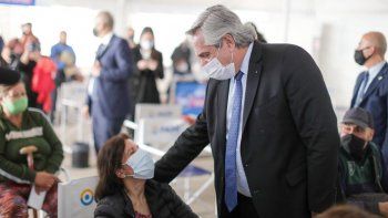 El presidente Alberto Fernández junto a una ciudadana mendocina en el vacunatorio del PAMI de la provincia cuyana.