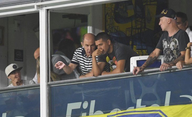 Gesto: Riquelme invit&oacute; a Bochini, gloria de Independiente, a ver al partido a su palco.