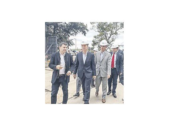 Miguel Galuccio, próximo a despedirse de YPF, hizo de guía turístico en la visita de Mauricio Macri al complejo de La Plata.