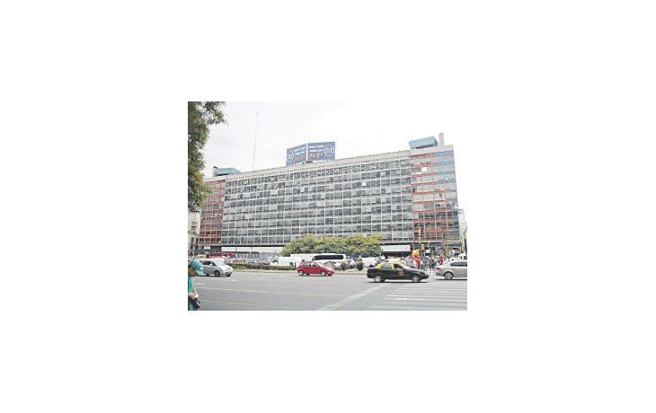 El emblemático edificio de más de 42.000 m2 ocupa una cuadra estratégica en Carlos Pellegrini.