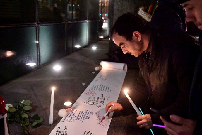 Los homenajes trascendieron las fronteras del pa&iacute;s oce&aacute;nico. En la foto, un hombre firma una pancarta en la Embajada de Nueva Zelanda en Bruselas, B&eacute;lgica. &nbsp;