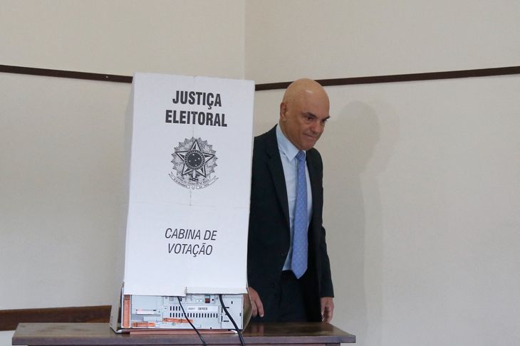 El presidente del TSE y miembro del Supremo Tribunal Federal de Brasil, Alexander de Moraes, al momento de votar.