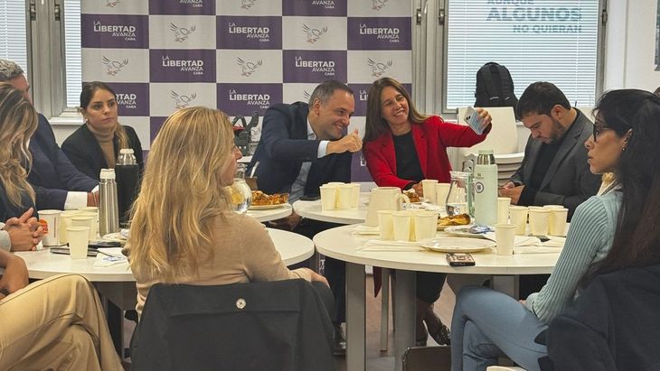 Manuel Adorni y Pilar Ramírez durante el encuentro con candidatos porteños en la sede de LLA en CABA. Manuel Adorni y Pilar Ramírez durante el encuentro con candidatos porteños en la sede de LLA en CABA.