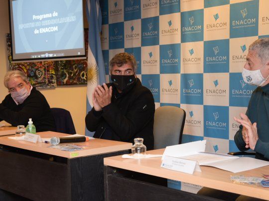 El presidente de COTEL, Antonio Roncoroni; el presidente de ENACOM, Claudio Ambrosini; y el intendente de Villa Gesell, Gustavo Barrera.