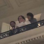 Charly y el saludo a sus fans.