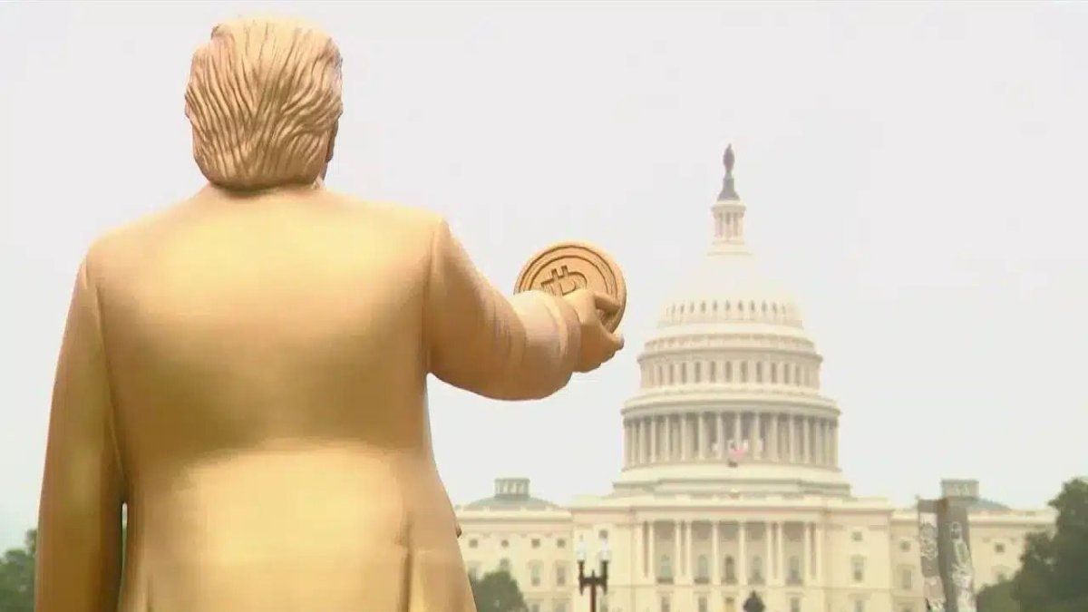 A giant statue of Donald Trump appeared with a bitcoin in the command against the Capitol