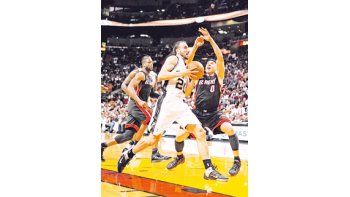 Emanuel Ginóbili ante Mike Bibby en la sorpresiva derrota de los Spurs ante Miami Heat.