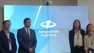 Daniel Ketchibachian (en el centro de la foto), CEO de la ex Aeropuertos Argentina 2000 (ahora Aeropuertos Argentina) presentando la nueva imagen de la empresa.