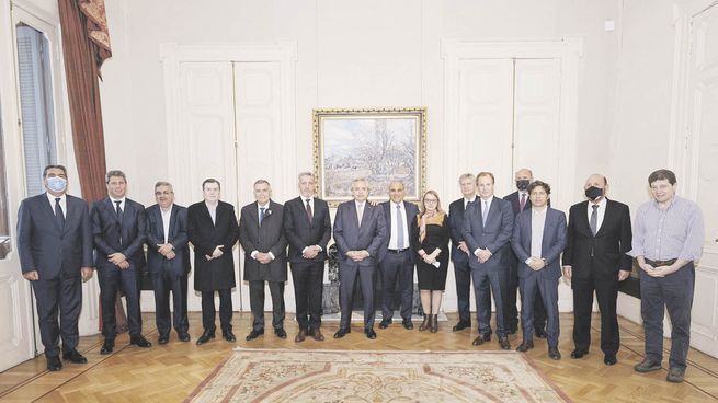 Gobernadores. Hubo reunión en el CFI y después visita a la Casa Rosada. Trece gobernadores se reunieron con el Presidente en un encuentro tenso. Preguntas de los jefes de provincias por agenda oficial y piqueteros.