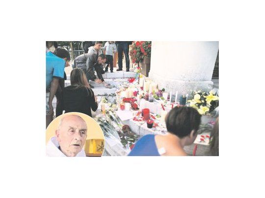 ALTAR. Los ciudadanos de Saint Etienne du Rouvray acudieron de forma espontánea a la iglesia, donde encendieron velas y depositaron flores en memoria de Jacques Hamel, de  84 años.