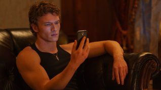 Su papel protagónico lo catapultó a la fama y le hizo ganar millones. Su papel protagónico lo catapultó a la fama y le hizo ganar millones.