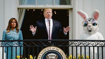 Dureza y juegos. Donald Trump se mostró ayer en la Casa Blanca junto a su esposa Melania en un acto tradicional vinculado a las Pascuas. Pero el ambiente festivo no le impidió poner en tensión al mercado petrolero.