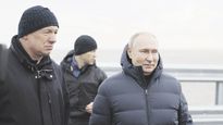 APARICIÓN. El presidente ruso Vladímir Putin visita un puente que conecta la parte continental de Rusia con la península de Crimea a través del estrecho de Kerch.