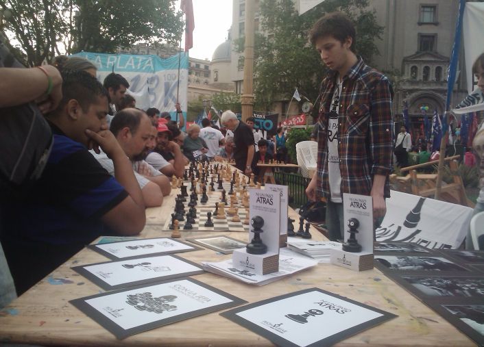 La agrupación Aledrecistas Unidos & Organizados armaron mesas de juego en la Plaza bajo la consigna Ni un paso atrás.