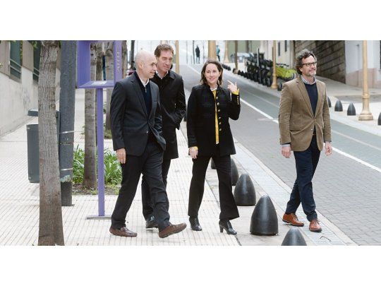 Peatones. Horacio Rodríguez Larreta junto a Diego Santilli, ayer en la inauguración del nuevo Paseo Retiro, que abarca 5 mil metros cuadrados y en el que se plantó un centenar de árboles.