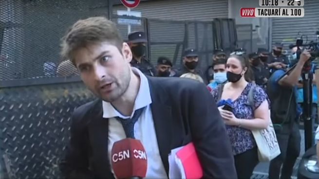 El momento de la agresión a la cronista de C5N.