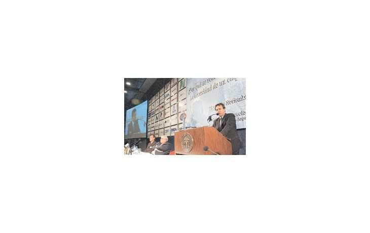 El secretario de Industria, Miguel Peirano, disertó ayer en la Conferencia Industrial organizada por la UIA en medio de las especulaciones sobre el equipo económico que acompañará a Felisa Miceli.