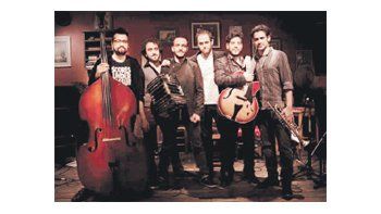Tras dos años al frente de una milonga que ya es famosa en Almagro, el Sexteto Fantasma presenta el sábado “La ventanita de arrabal“.