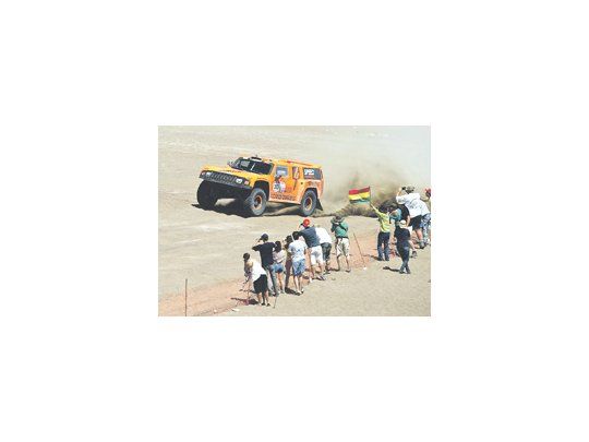 El Hummer de Robby Gordon, a pleno. Ganó la novena etapa y está segundo en la general.