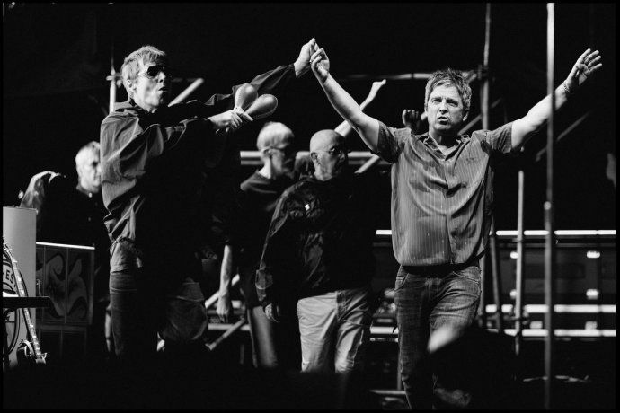 Liam y Noel salieron al escenario tomados de la mano, una imagen difícil de imaginar años atrás. Liam y Noel salieron al escenario tomados de la mano, una imagen difícil de imaginar años atrás.