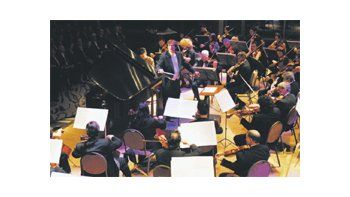 Jorge Uliarte al frente de la Orquesta del Festival de Ushuaia, con el pianista croata Goran Filipec como solista.