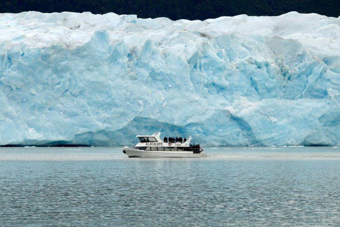 Con sus glaciares majestuosos, El Calafate encabeza la lista de destinos locales buscados por los argentinos.