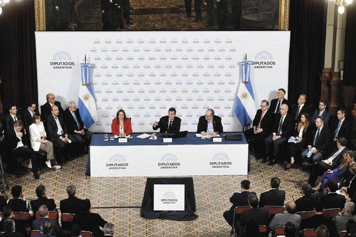 sin fisuras. Sergio Massa, defendió ayer el Presupuesto 2023 en Diputados. A su lado estuvo la titular de la Cámara baja, Cecilia Moreau.