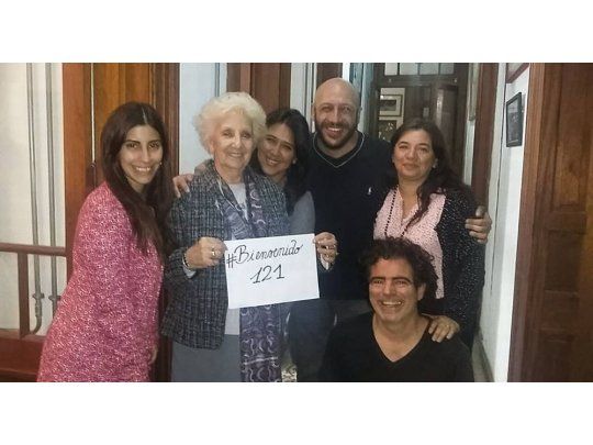 Estela de Carlotto celebrando el hallazgo del nieto 121. (Foto: Facebook Victoria Montenegro)