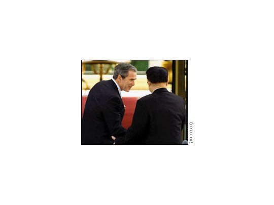 Satisfacción: Bush y Jiang, muy cerca, hombro con hombro