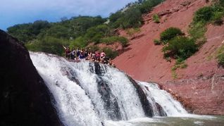Cascada Colorada combina naturaleza salvaje, historia ancestral y una propuesta de turismo alternativo que gana fuerza en el corazón de Jujuy.