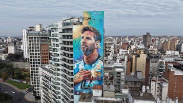 Con 70 metros de altura y 534 m2 de superficie, la obra De otra galaxia y de mi ciudad incorporó las tres estrellas de la Selección y la inscripción Gracias, como homenaje al capitán campeón del mundo