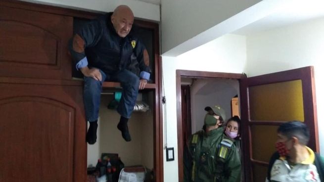 Carlos Cialceta estaba escondido en un placard.