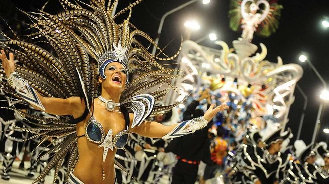 Las plumas, el color y la alegría son sinónimo de Carnaval.