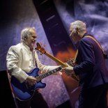 Lebón y Aznar se reúnen para interpretar los clásicos de Serú Girán. Lebón y Aznar se reúnen para interpretar los clásicos de Serú Girán.