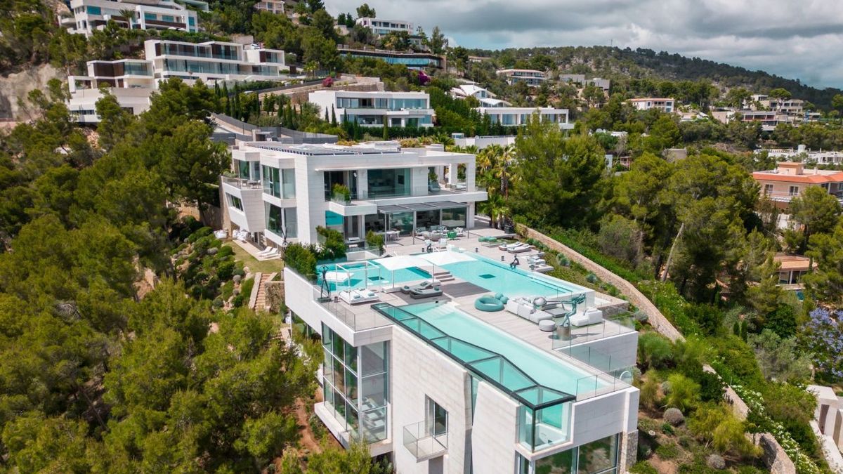 This mansion is in one of the most luxurious areas of Mallorca and changes color