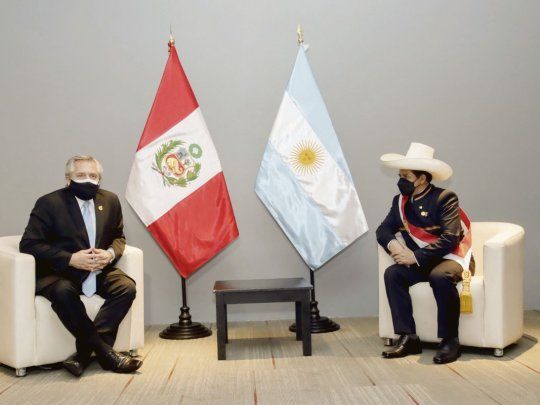 bilateral. Alberto Fernández se reunió ayer a solas con Pedro Castillo tras el acto de asunción presidencial en Perú. Tuvo bilaterales también con el ecuatoriano Guillermo Lasso y el colombiano Iván Duque. 