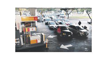 Una postal repetida ayer: las largas colas en las estaciones de servicio. Los conductores salieron masivamente a llenar los tanques.