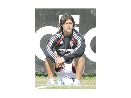 Matías Almeyda planteó un 4-4-2, adelantando al «Chori» Domínguez para jugar ante Chacarita, aunque todavía no se sabe en qué estadio.