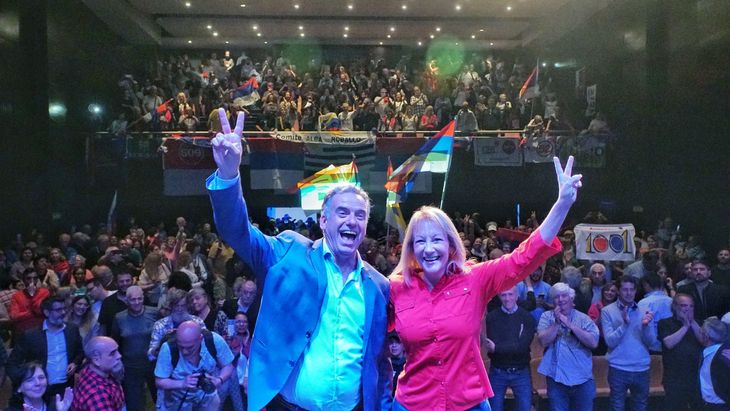 Yamandú Orsi y Carolina Cosse llamaron a la militancia uruguaya en Argentina a votar y a convencer a otros. Yamandú Orsi y Carolina Cosse llamaron a la militancia uruguaya en Argentina a votar y a convencer a otros.