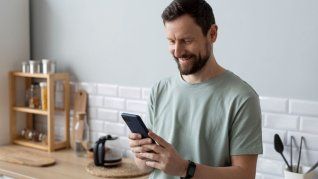 Cada vez más personas adoptan un hábito cotidiano con el celular que despierta preguntas entre especialistas.