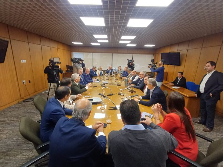 Previo a la definición, hubo reunión de la bancada parlamentaria de senadores y diputados de la Coalición Republicana. Previo a la definición, hubo reunión de la bancada parlamentaria de senadores y diputados de la Coalición Republicana.