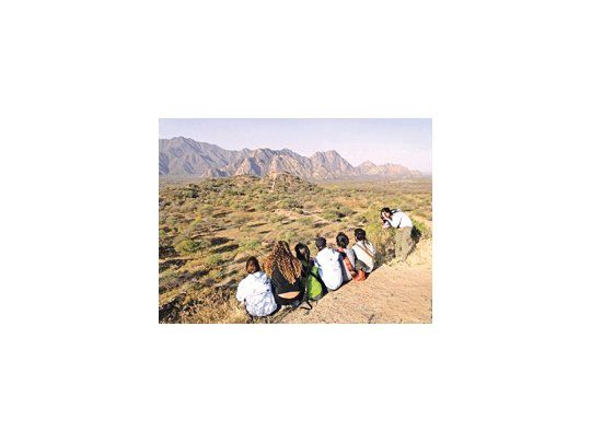 Un grupo de turistas observa el paisaje desde uno de los miradores en el Shincal.