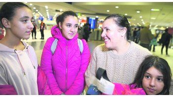 Felices. Valeria Marsilli, junto a las mellizas Renata y Bernardita (de 13 años) y Emilia (de 8), llegaron durante la madrugada a Ezeiza.