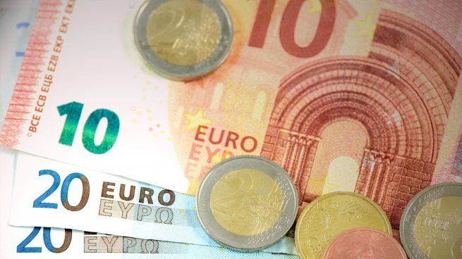 Mirá a cuánto cotizaron el euro oficial y el euro blue. También conocé a cuánto operaron la divisa europea frente al dólar.